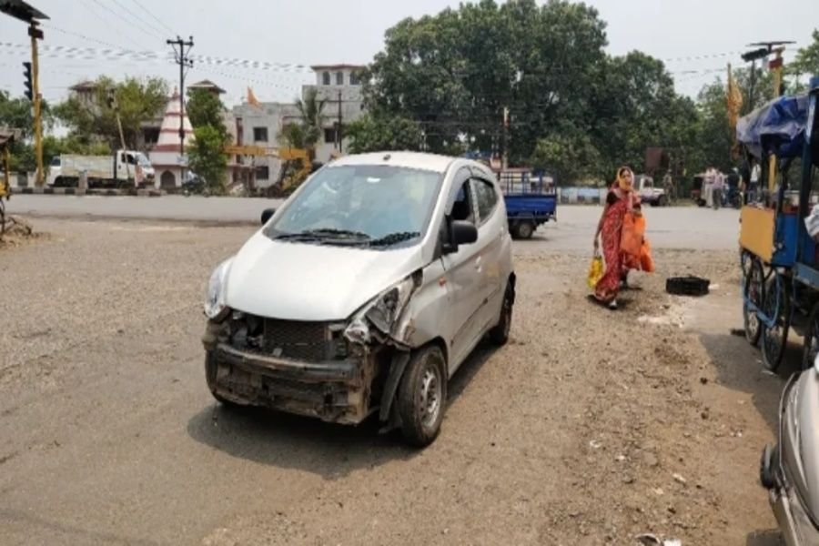 Gamharia Accident: गम्हरिया में अनियंत्रित होकर ट्रैफिक सिग्नल पोल से टकराई तेज रफ्तार कार, चालक बाल-बाल बचा 