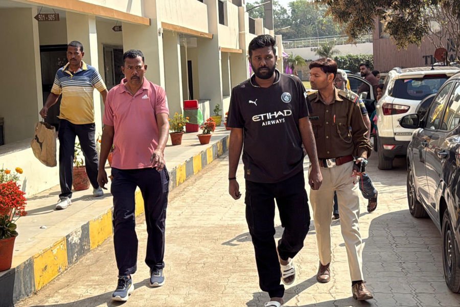 Jamshedpur Police In Action : दिल्ली-यूपी में छिपता फिर रहा था कुख्यात अपराधी, पत्नी से मिलने होटल पहुंचा तो पुलिस ने दबोचा, हथियार और गोलियां उपलब्ध कराने के आरोप में मनीष सिंह को भेजा गया जेल, देखें VIDEO