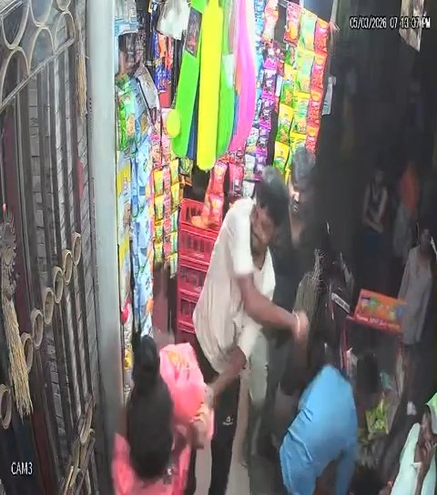 Jamshedpur Bagbera Crime : बागबेड़ा में महिला के साथ छेड़छाड़ और मारपीट, पूरी घटना सीसीटीवी में कैद, देखें VIDEO