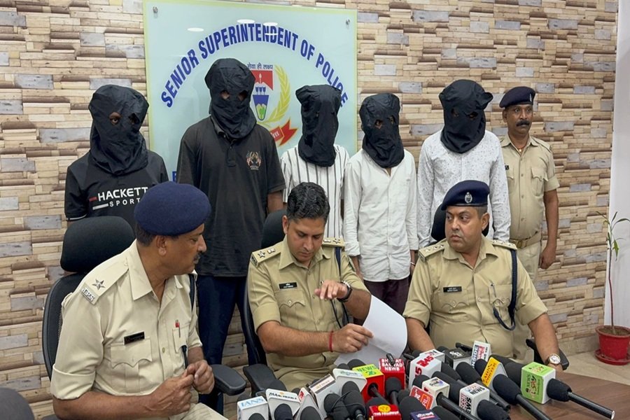 Jamshedpur Crime News: जुगसलाई में दुकान में तोड़फोड़, रंगदारी और हवाई फायरिंग कर दहशत फैलाने वाले 5 शातिर अपराधी चढ़े पुलिस के हत्थे, हथियार व स्कूटी बरामद