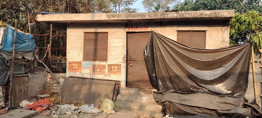 Adityapur News: जर्जर शौचालय और प्रशासन की बेरुखी,  हजारों की आवाजाही, पर सुविधाएं शून्य