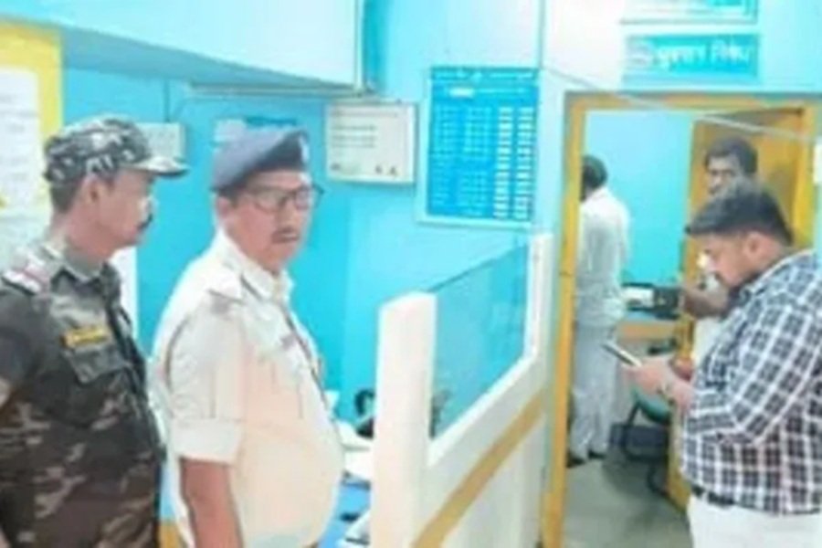 Jamshedpur Breaking: बहरागोड़ा में केनरा बैंक से 15 लाख की सनसनीखेज लूट, हथियारबंद बदमाशों ने ग्राहकों के जेवरात भी छीने, कर्मियों को अंदर बंद कर भागे