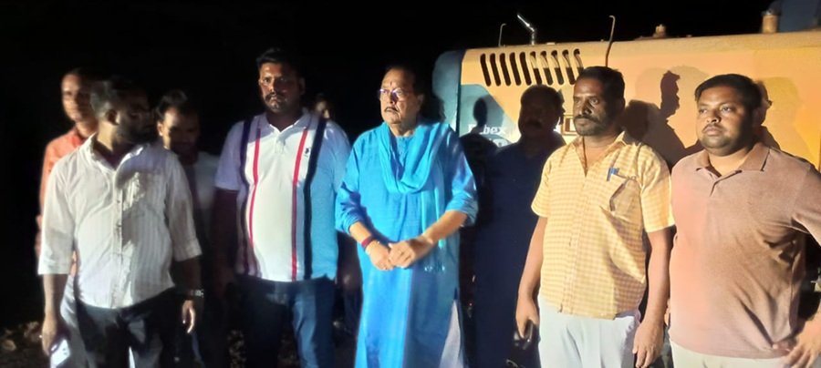 Jharkhand Big News: पलामू में अवैध खनन पर वित्त मंत्री की बड़ी रेड, मौके से पोकलेन और हाईवा जब्त